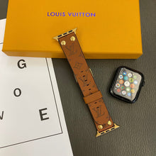 Load image into Gallery viewer, Bracelet de rechange Apple avec décoration en rivets et monogramme en relief WATCH BANDS