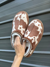 Load image into Gallery viewer, Cow print bruin slippers