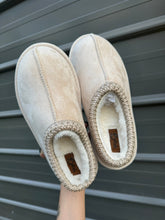 Load image into Gallery viewer, Cow print bruin slippers
