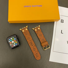 Load image into Gallery viewer, Bracelet de rechange Apple avec décoration en rivets et monogramme en relief WATCH BANDS