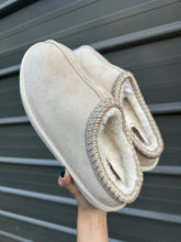 Load image into Gallery viewer, Cow print bruin slippers