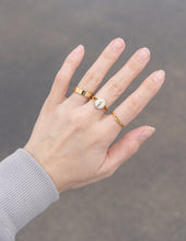 Load image into Gallery viewer, Wildflower Signet Ring
