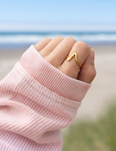 Load image into Gallery viewer, Wavy Cross Ring