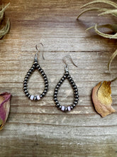 Load image into Gallery viewer, Smaller Sterling saucer Silver Pearls earrings teardrop - With Pink Conch