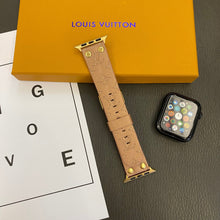 Load image into Gallery viewer, Bracelet de rechange Apple avec décoration en rivets et monogramme en relief WATCH BANDS