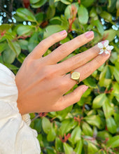 Load image into Gallery viewer, Floral Signet Ring
