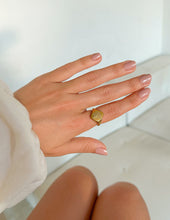 Load image into Gallery viewer, Floral Signet Ring