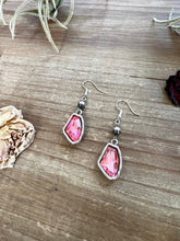 Load image into Gallery viewer, Pink dangle and Sterling Silver Pearls earrings