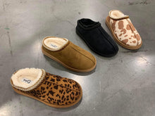 Load image into Gallery viewer, Cow print bruin slippers