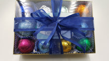 Load image into Gallery viewer, Gift Set for Him with 12 foil wrapped 2.5 oz bath bombs, great for dry skin, Manly Scents