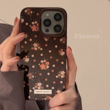 Load image into Gallery viewer, Warm brown gentle small floral iPhone16 mobile phone case Apple 17Pro leather 16 suitable for 13 autumn and winter max retro