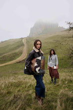 Load image into Gallery viewer, Myra Desert Ridge Hairon Gun Case in Saddle Onyx
