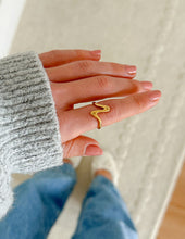 Load image into Gallery viewer, Wavy Heart Ring