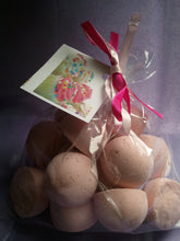 Load image into Gallery viewer, 14 bath bombs (Buttercream Cupcake) gift bag bath fizzies, great for kids...and adults too