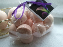 Load image into Gallery viewer, 14 bath bombs in Amber Patchouli fragrance, gift bag bath fizzies, great for dry skin
