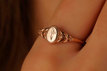 Load image into Gallery viewer, Floral Signet Ring - Personalized 18K Gold Filled Birth Flower Ring for Stackable Vintage Style