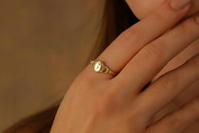 Load image into Gallery viewer, Floral Signet Ring - Personalized 18K Gold Filled Birth Flower Ring for Stackable Vintage Style