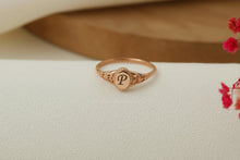 Load image into Gallery viewer, Floral Signet Ring - Personalized 18K Gold Filled Birth Flower Ring for Stackable Vintage Style