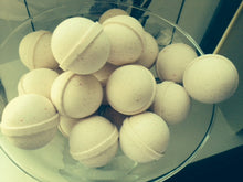Load image into Gallery viewer, Gift Set with 12 foil wrapped 2.5 oz bath bombs, great for dry skin, Manly Scents