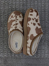 Load image into Gallery viewer, Cow print bruin slippers