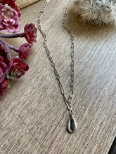 Load image into Gallery viewer, Shell Pendant Paperclip Chain Choker
