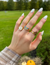 Load image into Gallery viewer, White Smiley Flower Ring