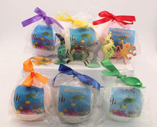 Load image into Gallery viewer, GIFT Set with SEA CREATURES - Bath Bombs with toys inside - 6 Large 5 oz, colorful, moisturizing