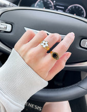 Load image into Gallery viewer, White Smiley Flower Ring
